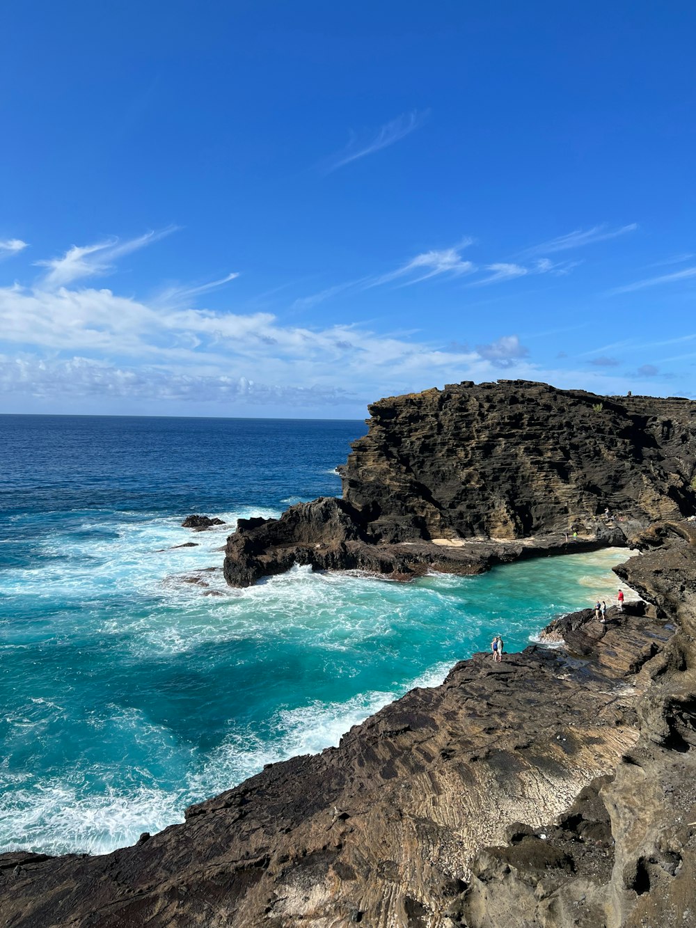 Una vista dell'oceano da una scogliera rocciosa