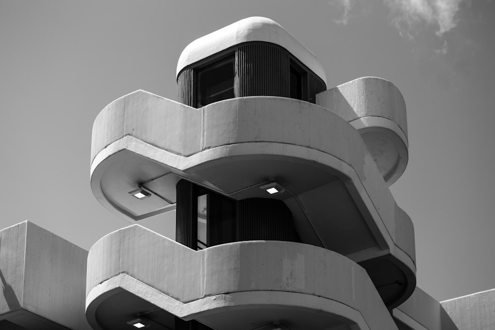 a black and white photo of a building