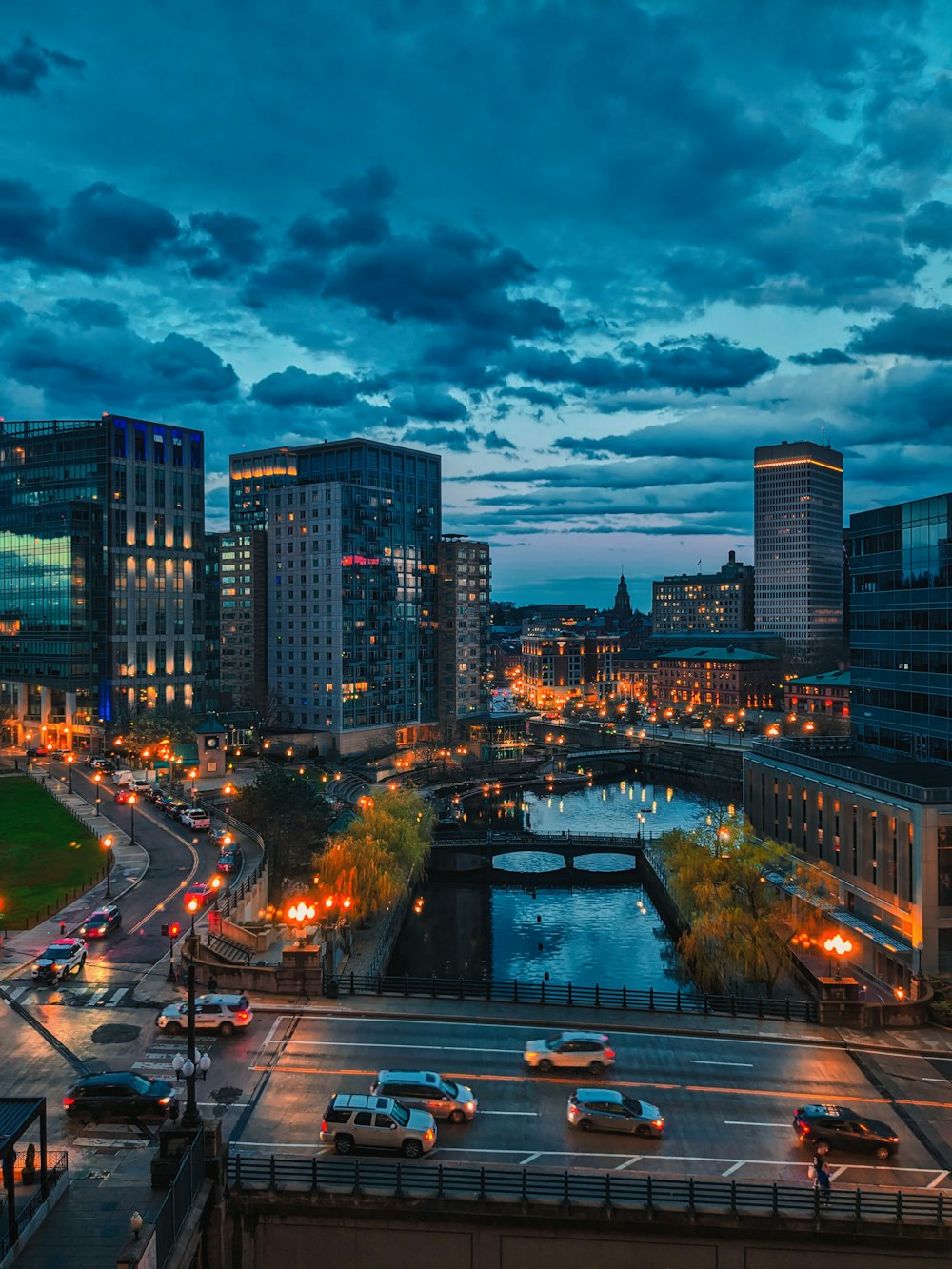 Una vista de una ciudad por la noche desde un puente