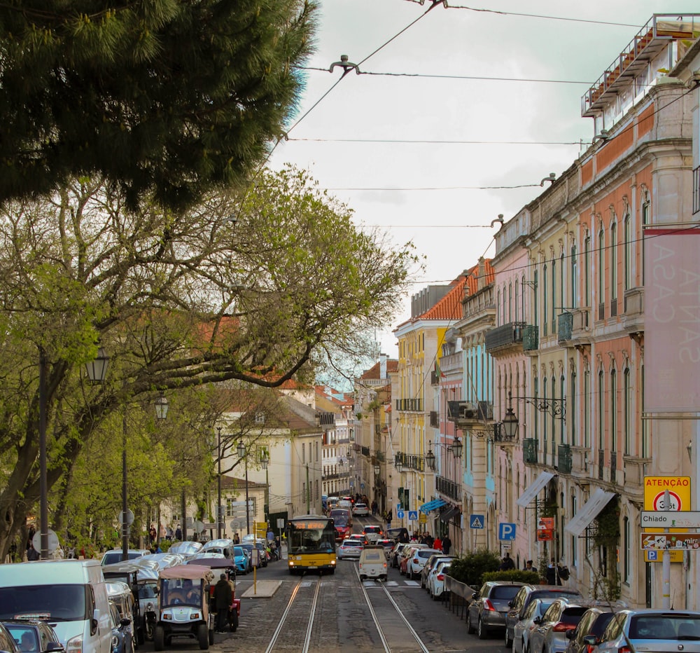 Une rue très fréquentée à côté de grands immeubles