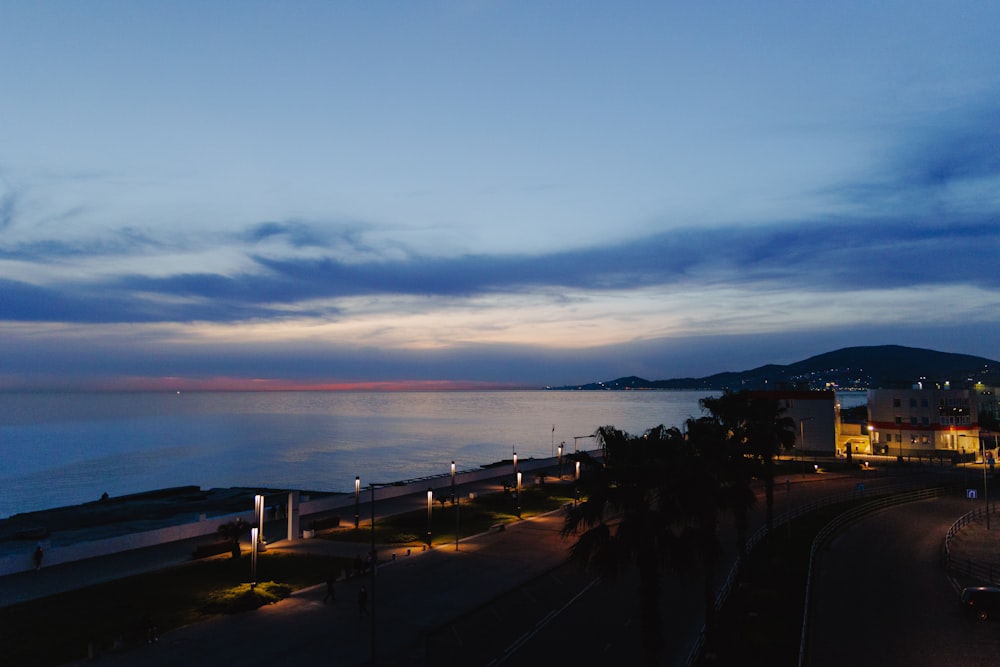 バルコニーから夕暮れ時の海を眺める
