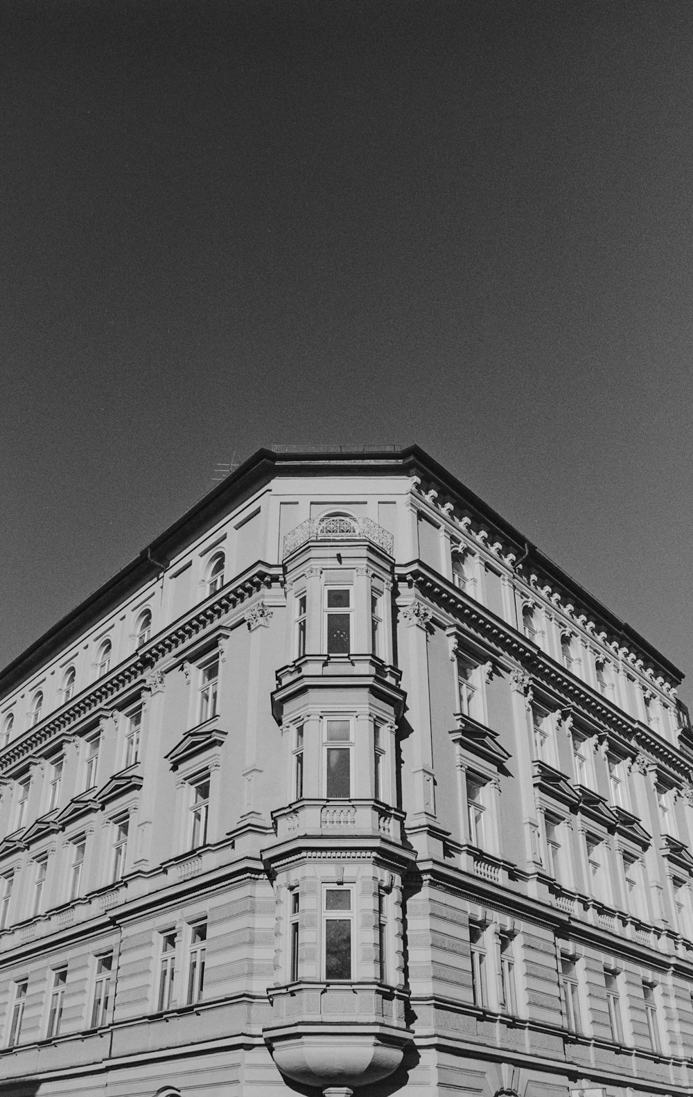 a black and white photo of a building