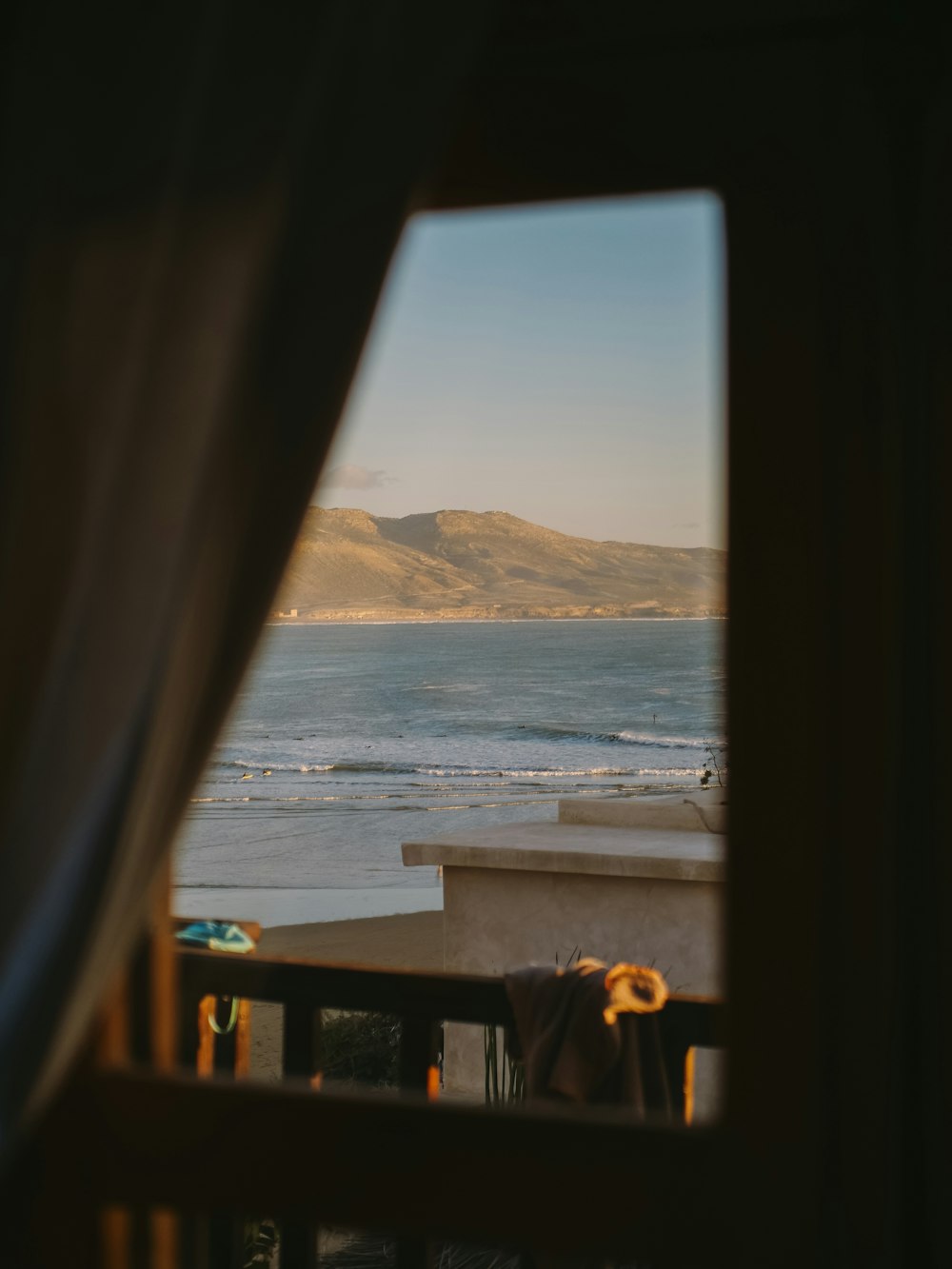 une vue d’une plage depuis une fenêtre