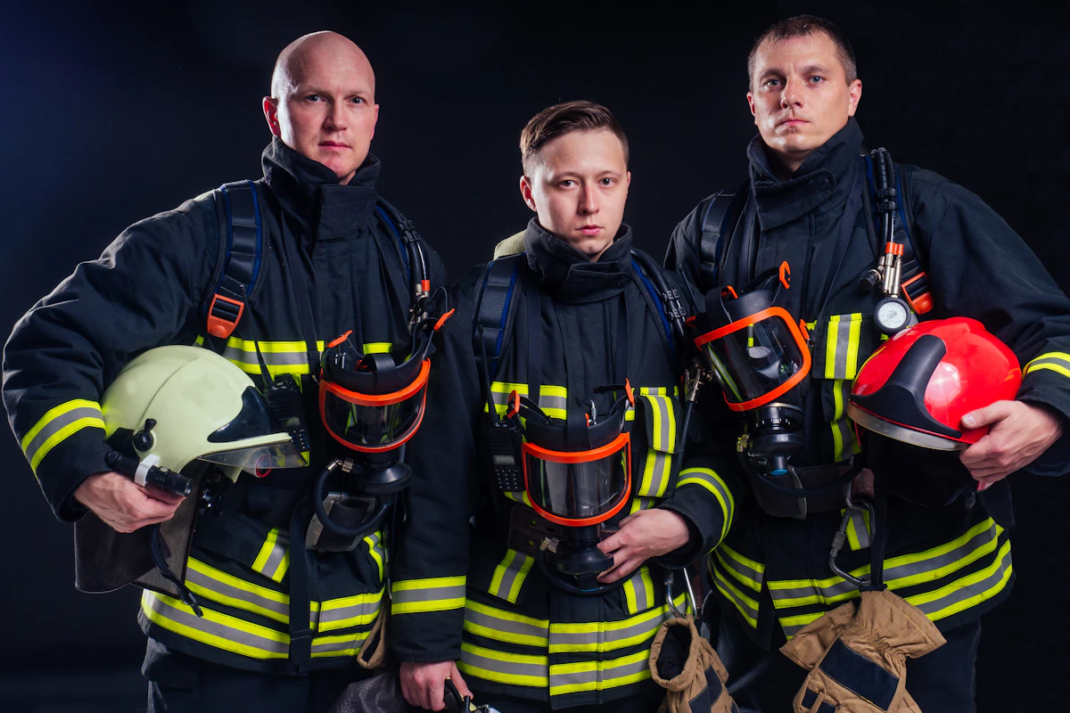 Gruppe Feuerwehrleute in einheitlicher Vereinskleidung