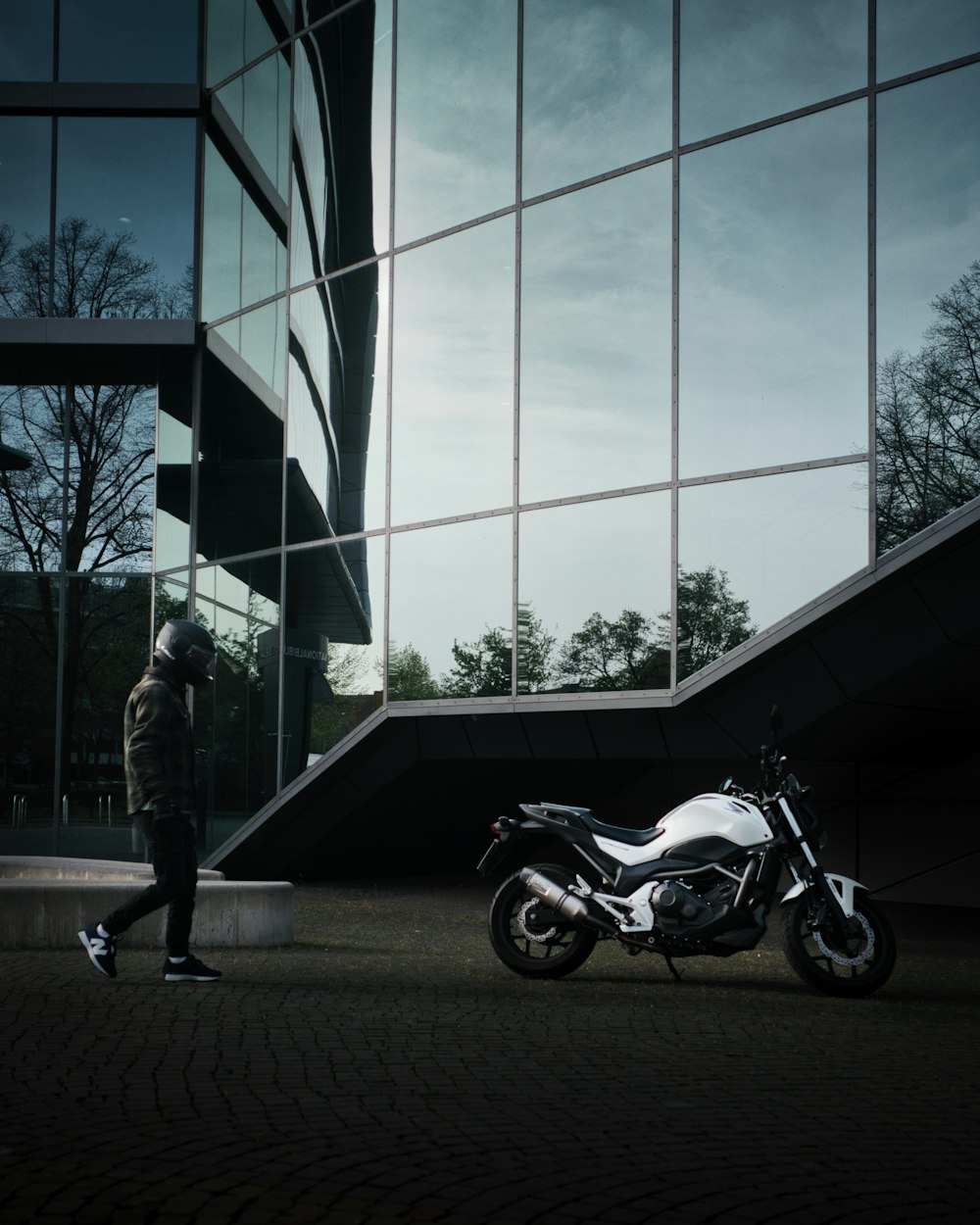 Una motocicleta estacionada frente a un edificio alto