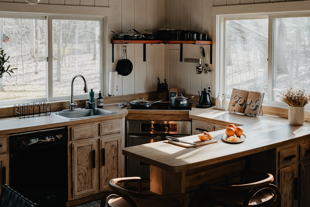 una cocina con fregadero, estufa y encimera