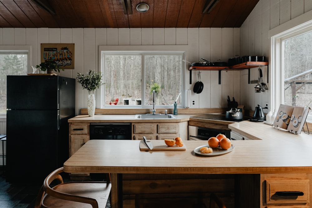 eine Küche mit einem Tisch und einem Kühlschrank