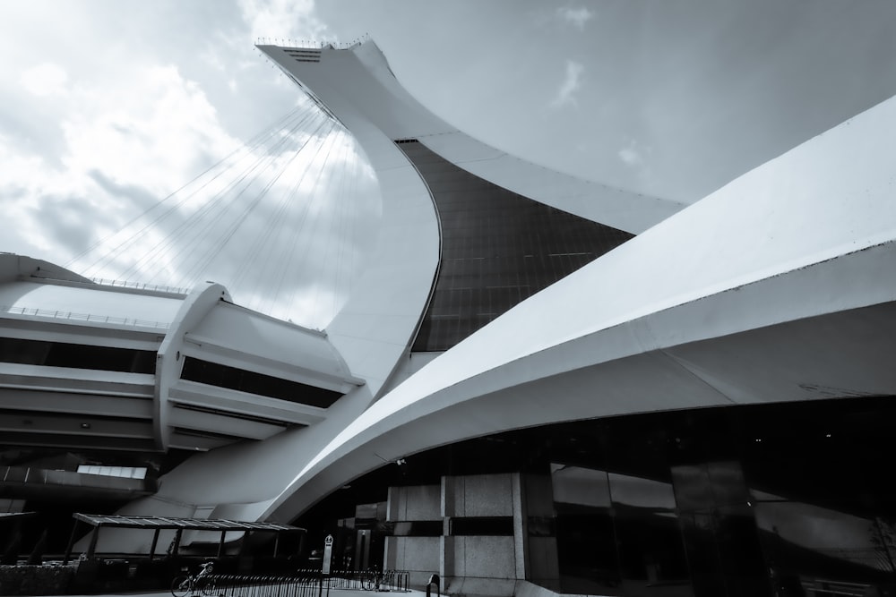 a black and white photo of a modern building