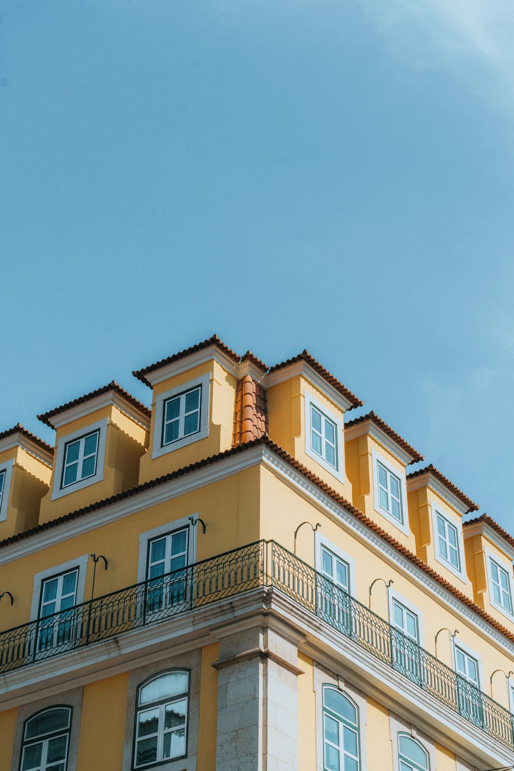 un bâtiment avec des balcons et des balcons au sommet de celui-ci