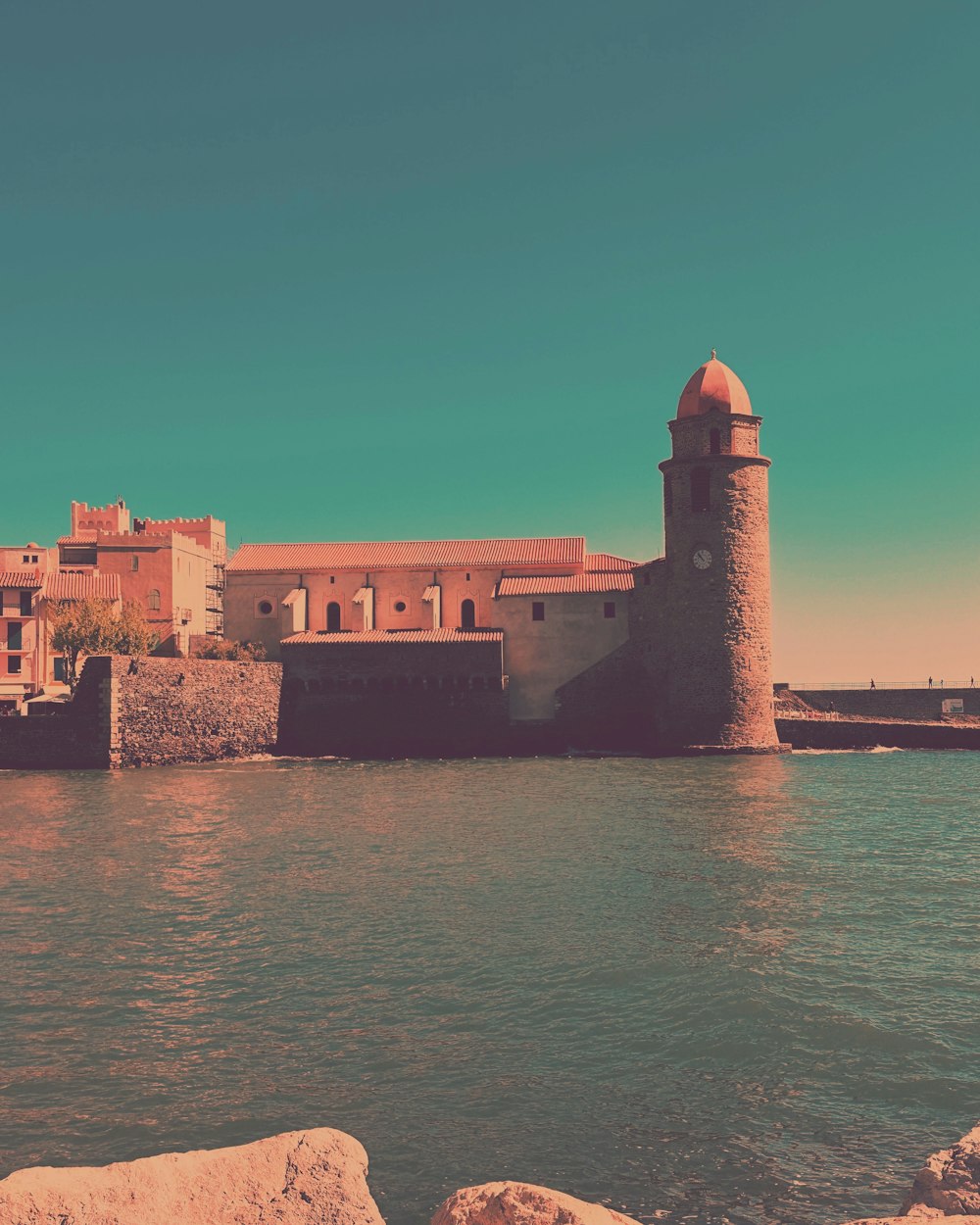 a large body of water next to a building