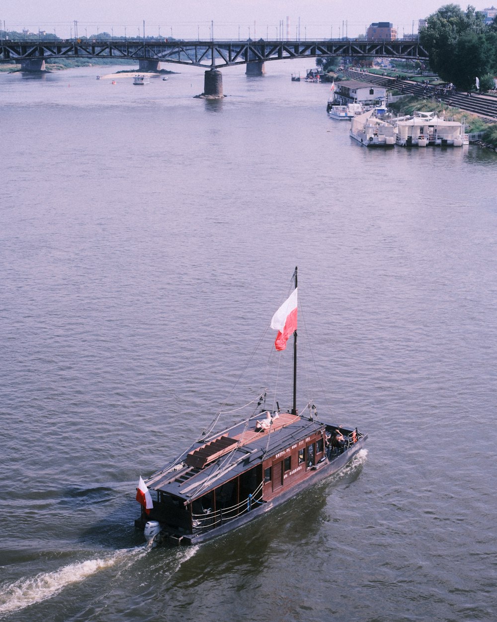 Un pequeño bote con una bandera canadiense en el agua