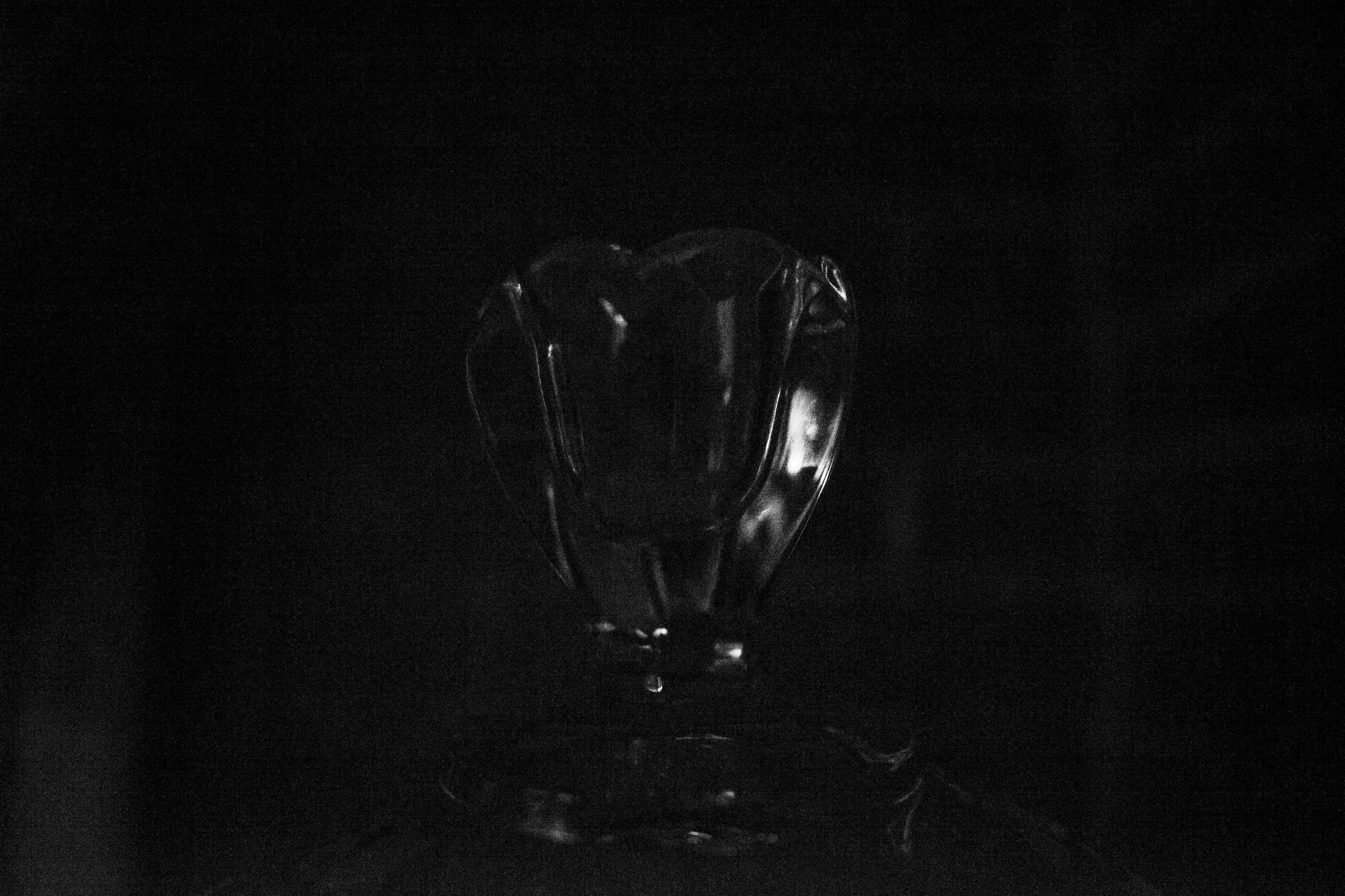 A glass vase sitting on top of a table photo – Free Glass Image on Unsplash