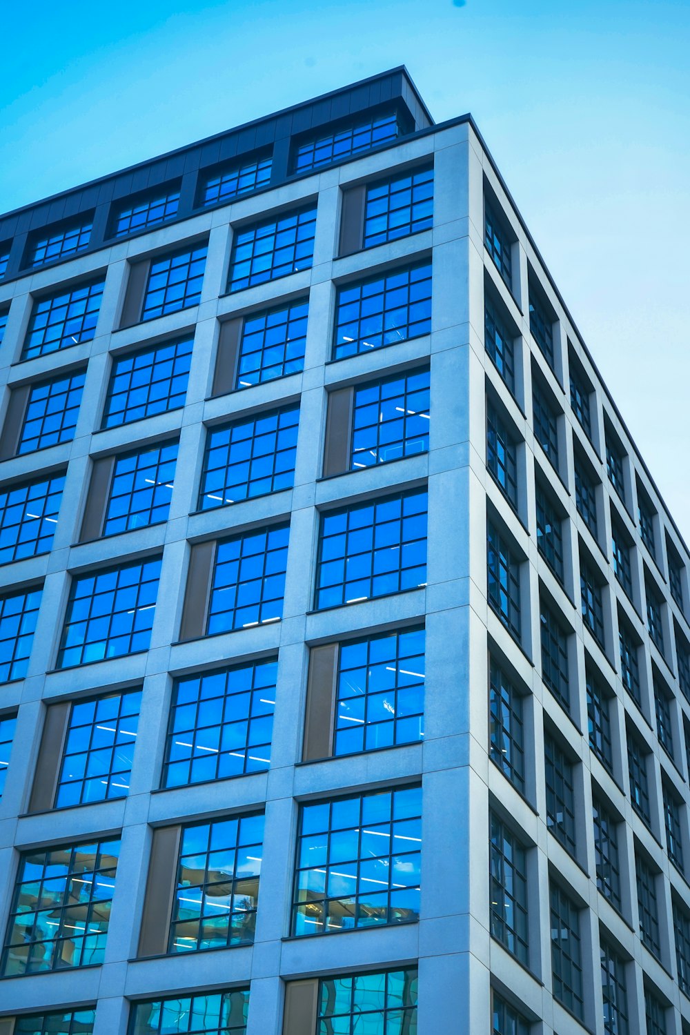 a tall building with lots of windows next to a traffic light