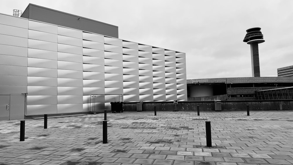 a black and white photo of a building