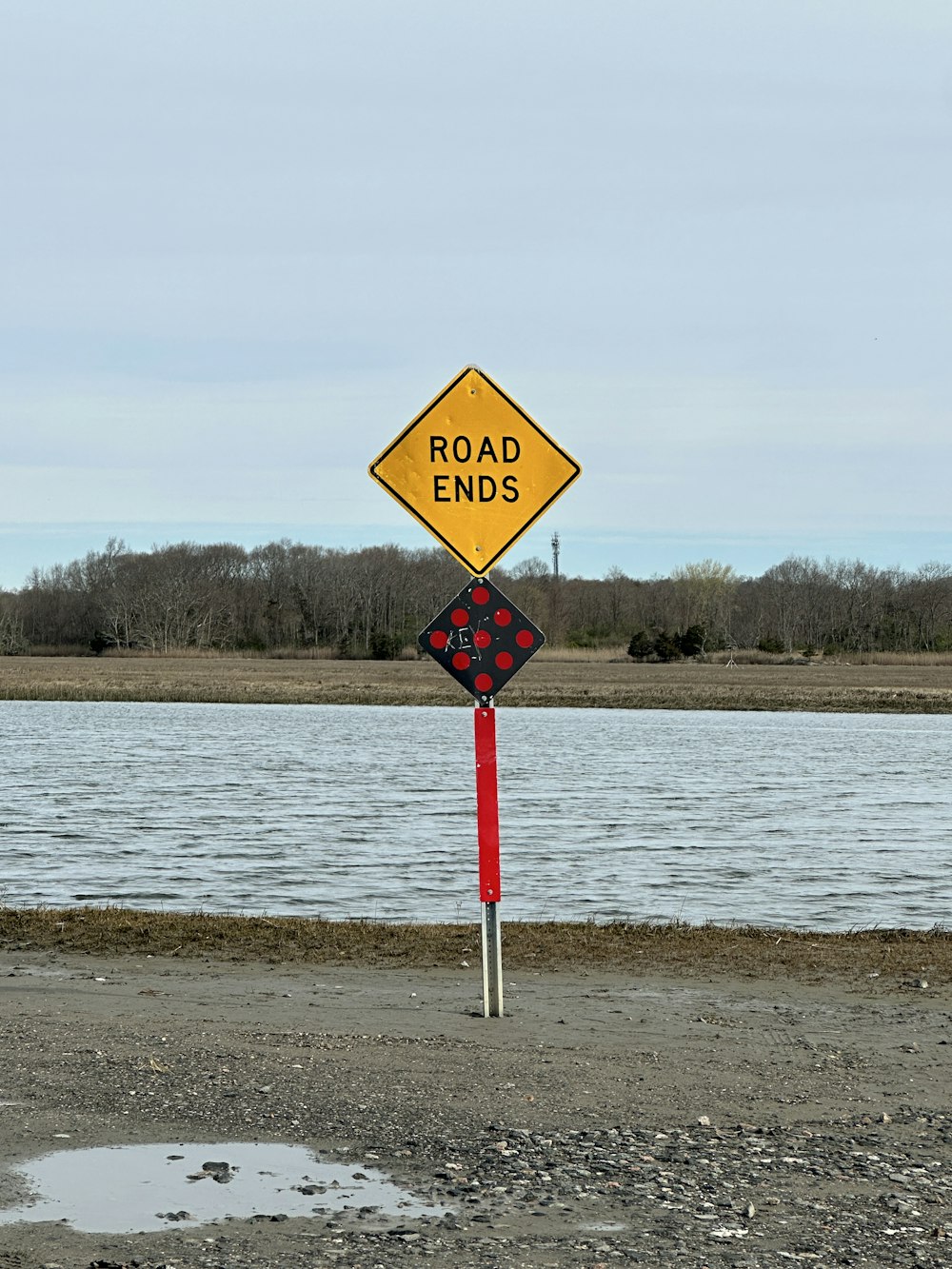 a road ends sign on the side of the road