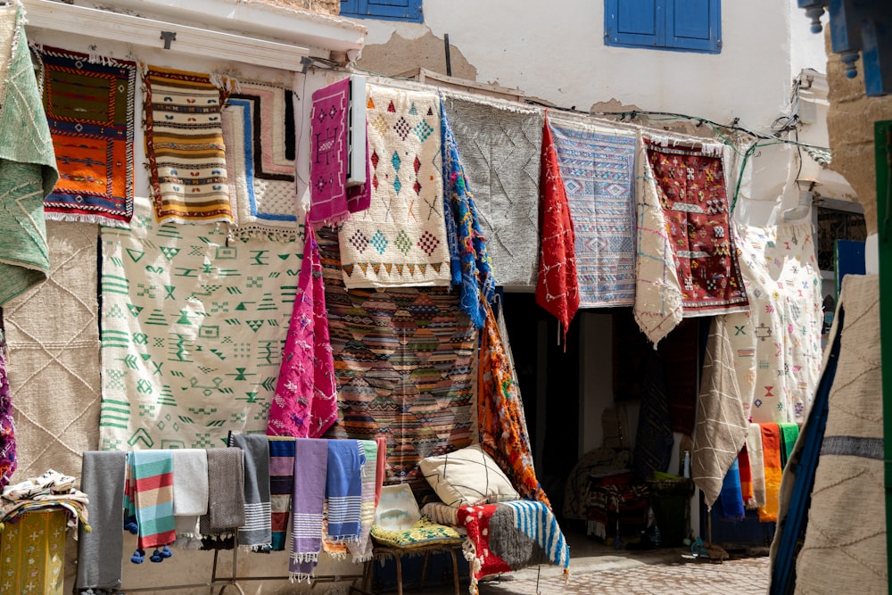 a bunch of cloths hanging outside of a building