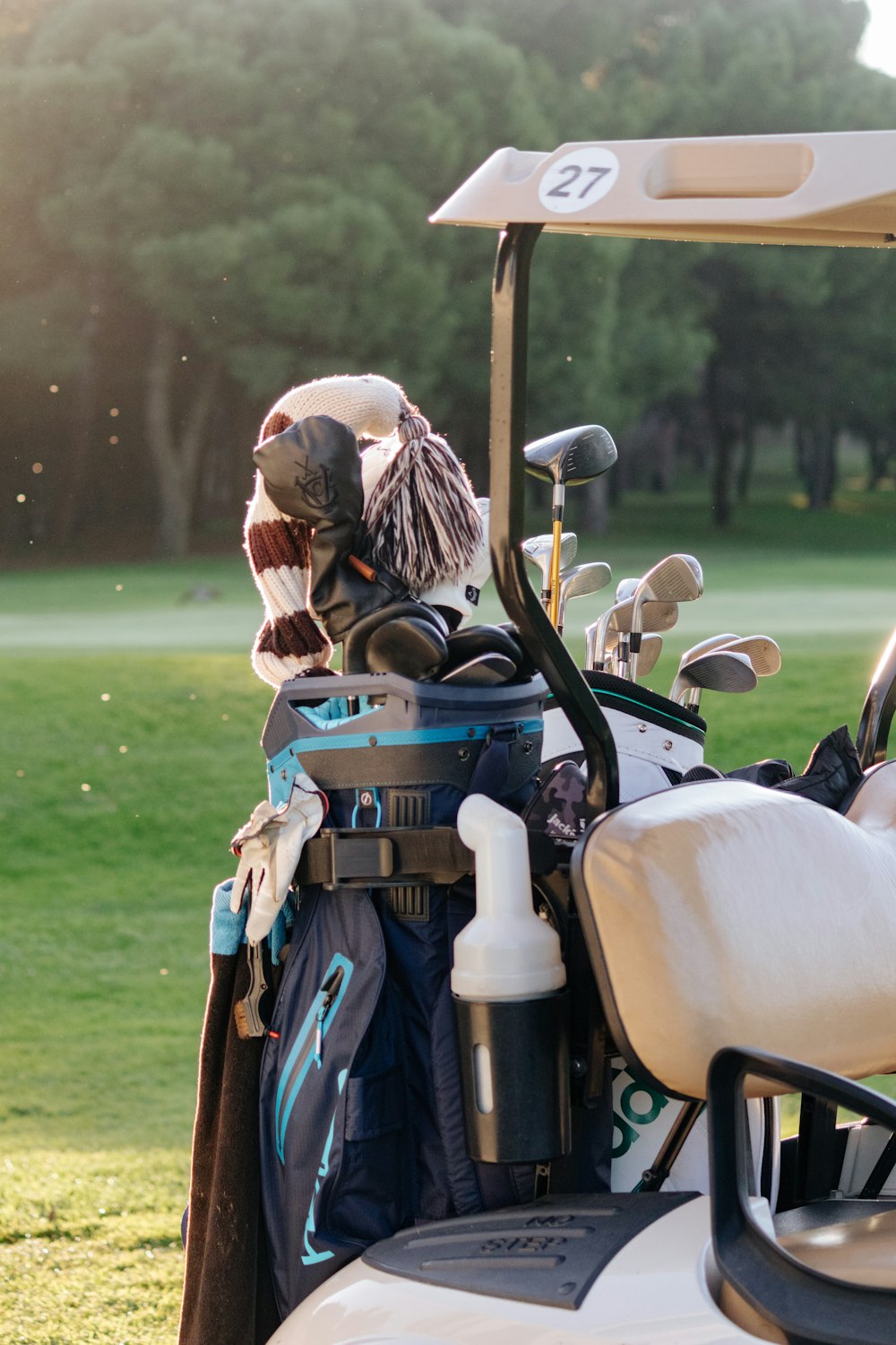 um carrinho de golfe com um saco de tacos de golfe