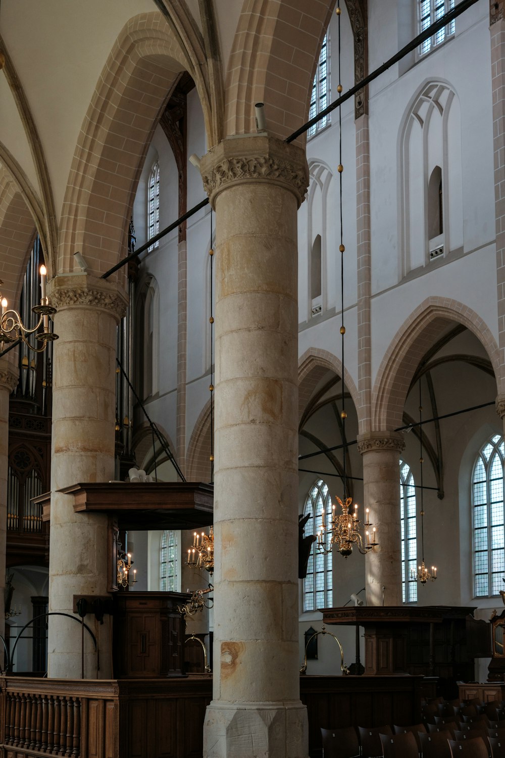 une grande cathédrale avec des colonnes et des lustres