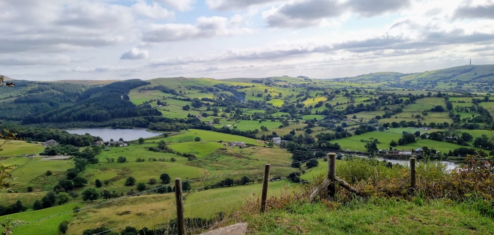 uma vista panorâmica de um vale com um lago ao longe