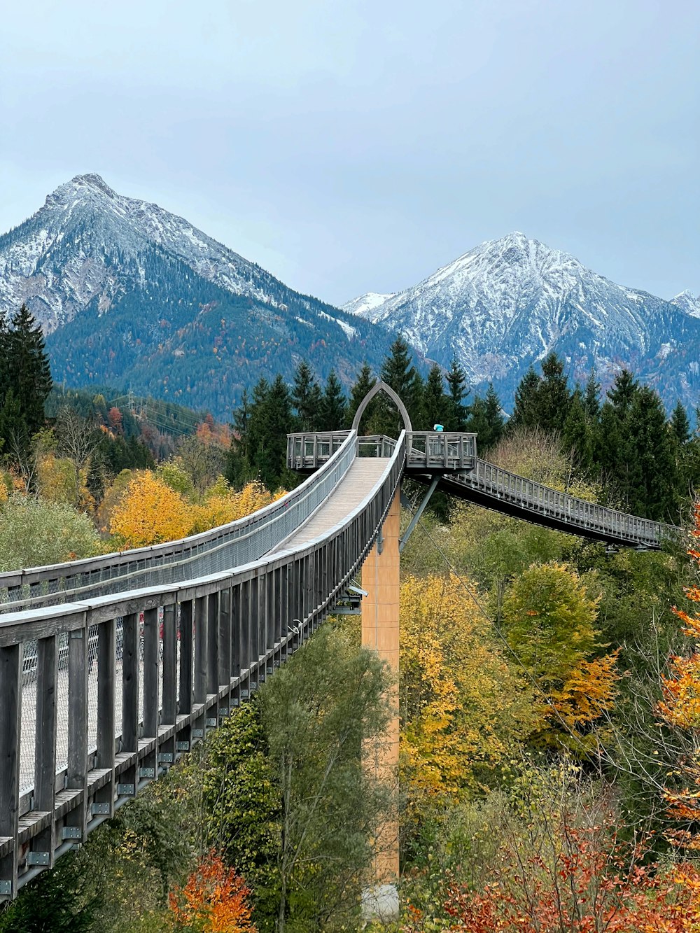 Un puente sobre un río con montañas al fondo