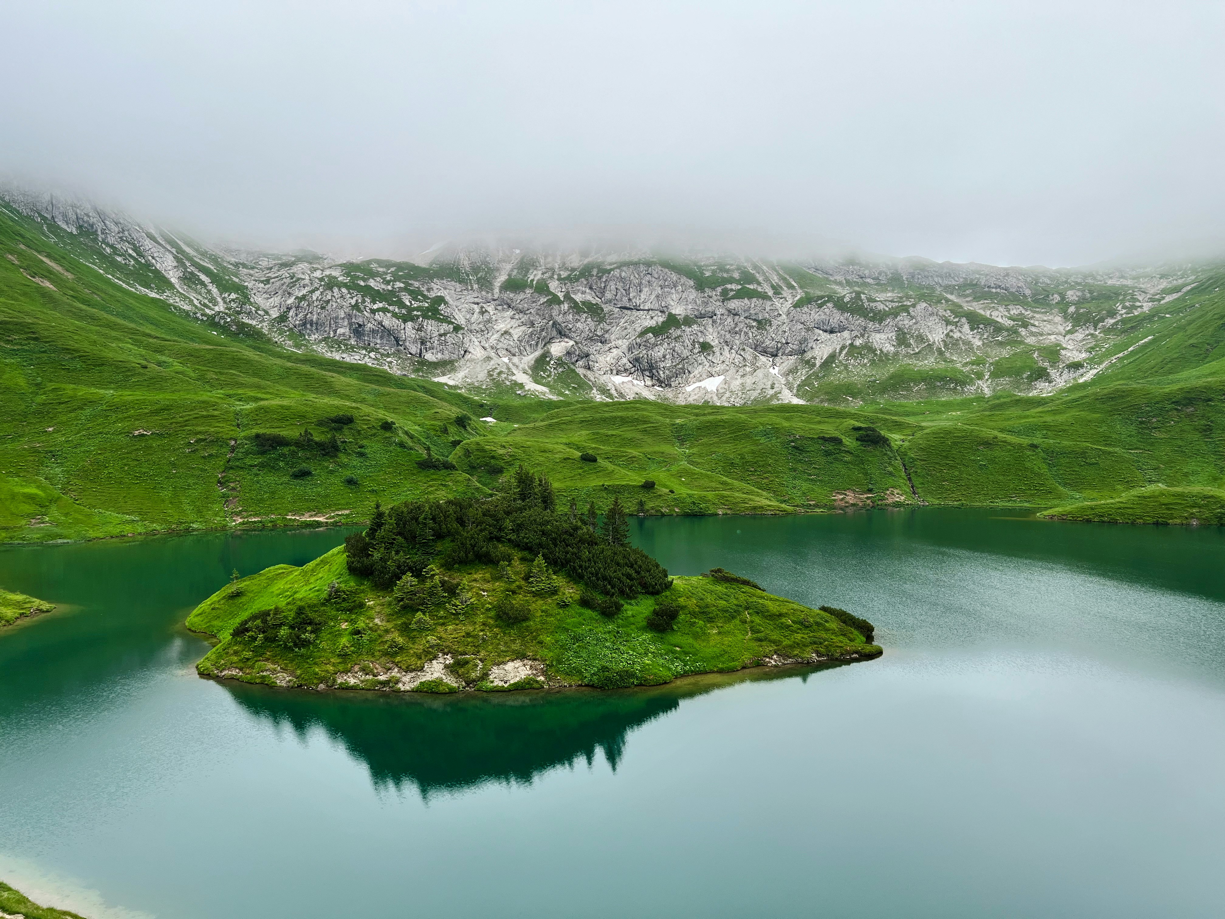 eine kleine Insel mitten in einem See