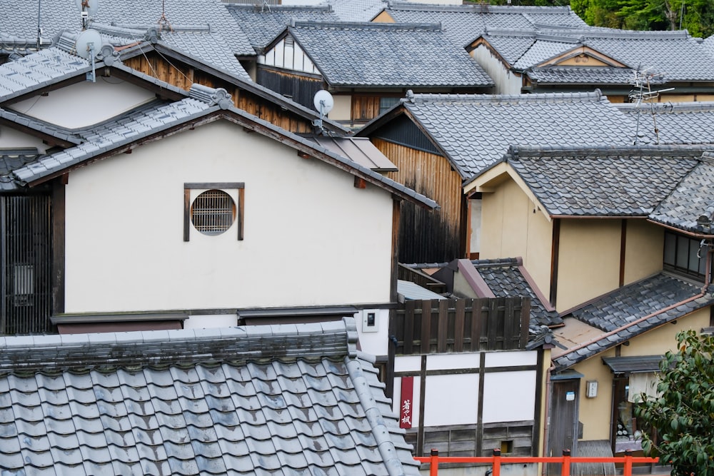uma fileira de casas com telhados cobertos de telhas