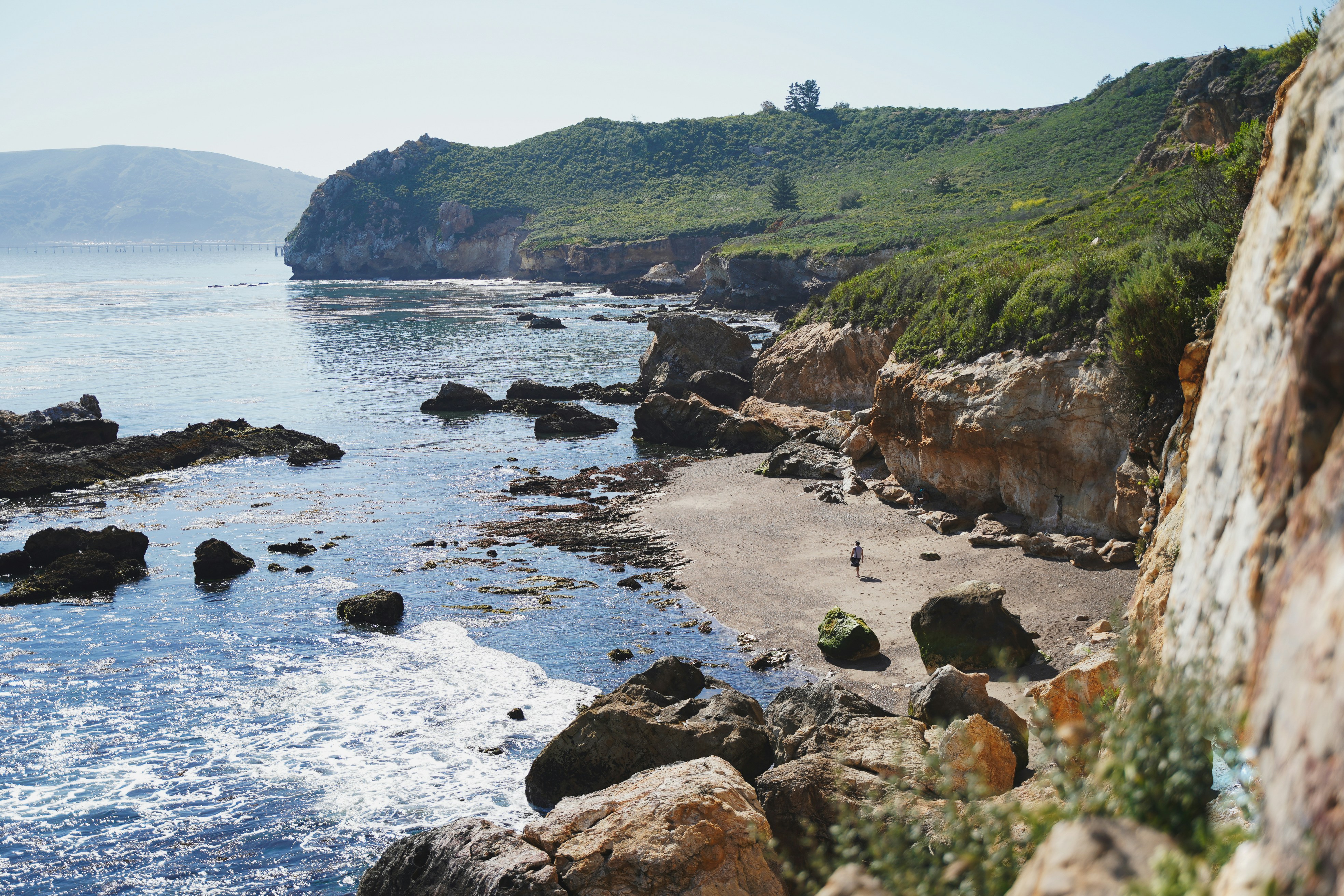 Blick auf einen felsigen Strand mit einem Gewässer