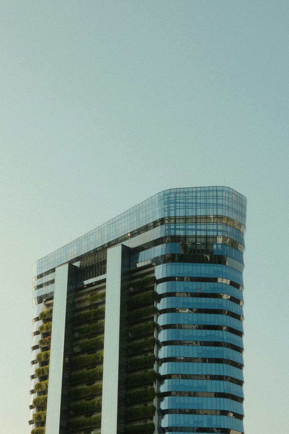 der Himmel über einem hohen Gebäude