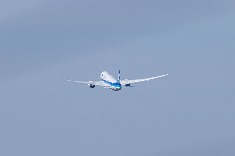un grande jet passeggeri che vola attraverso un cielo blu