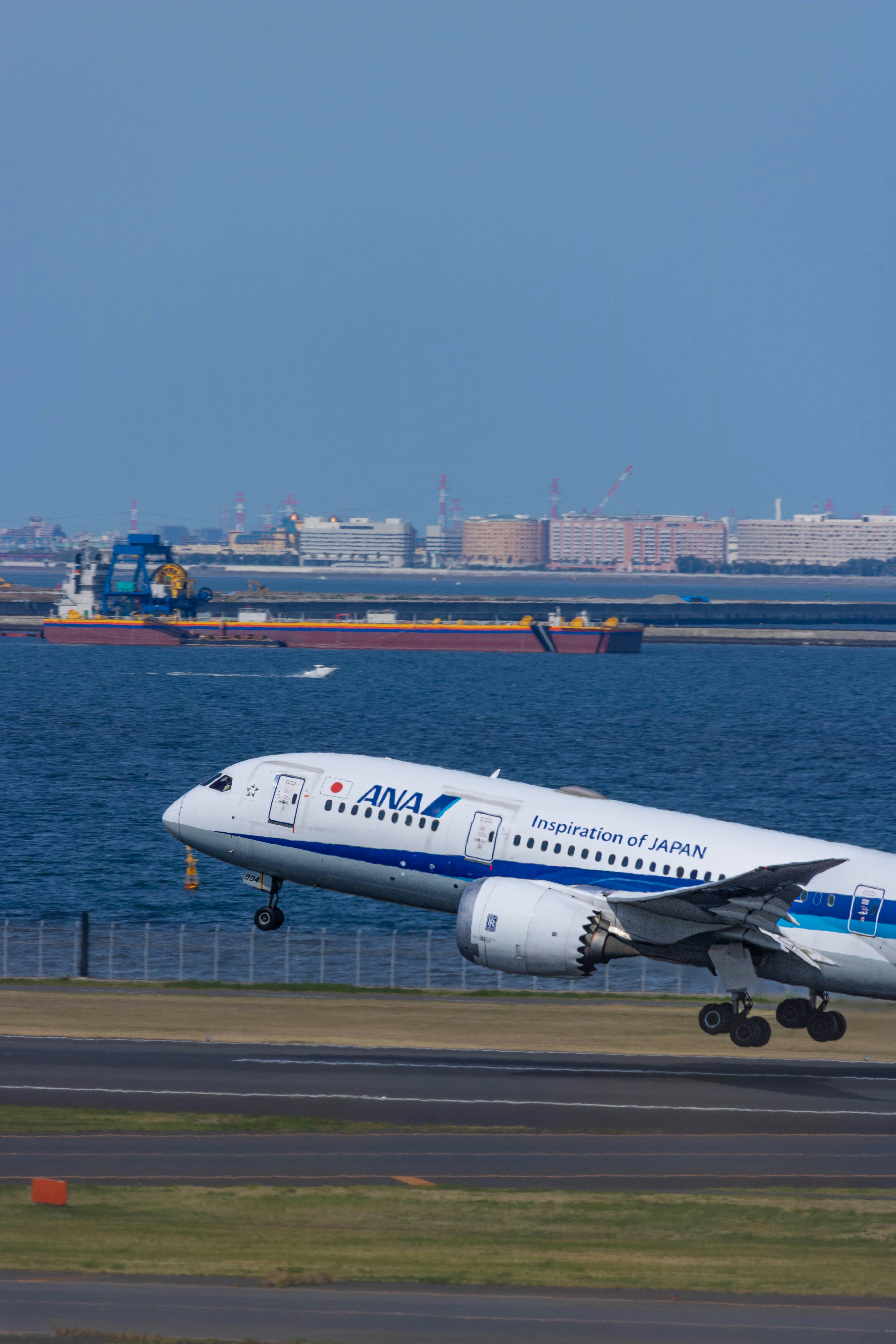 ein großes Düsenflugzeug, das von einer Start- und Landebahn eines Flughafens abhebt