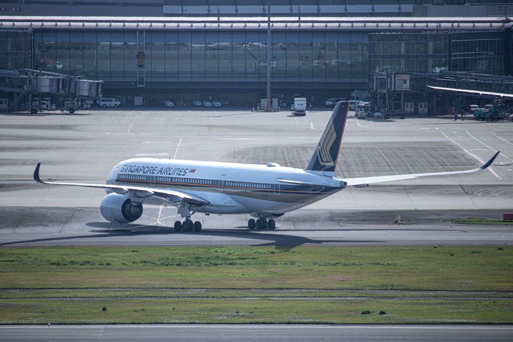 Ein großes Düsenflugzeug sitzt auf der Start- und Landebahn eines Flughafens