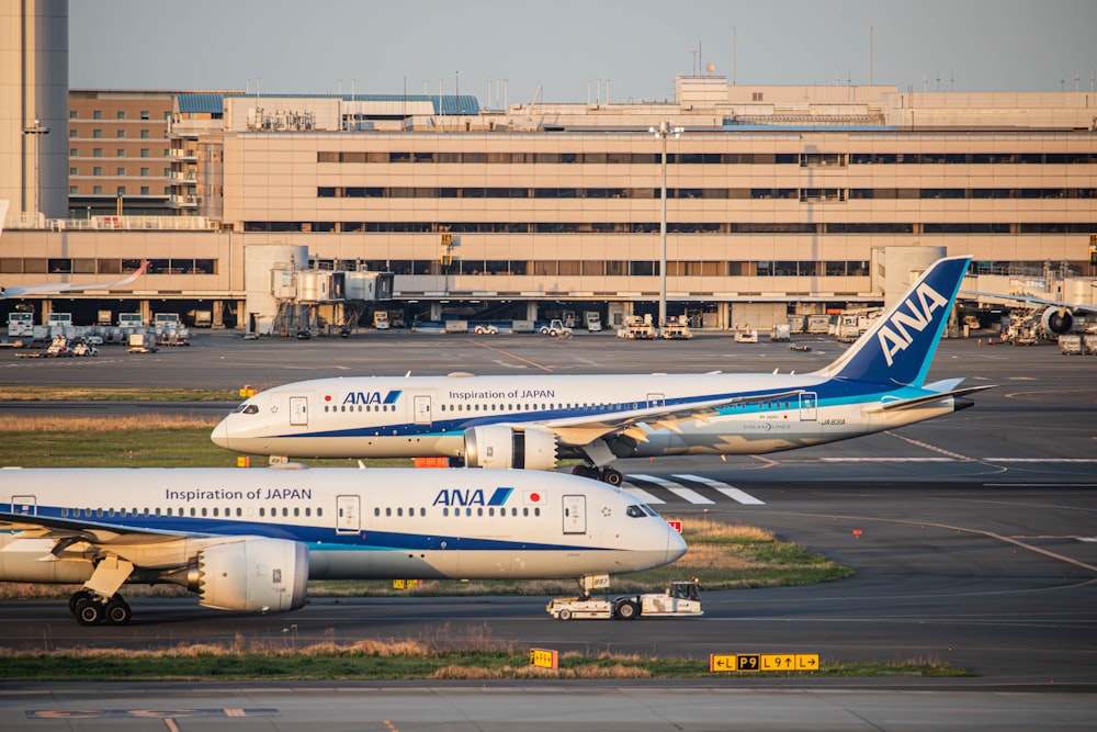 ein paar Flugzeuge, die sich auf einer Landebahn befinden