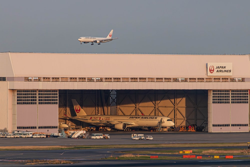Un gran avión de pasajeros volando sobre una pista de aterrizaje en un aeropuerto