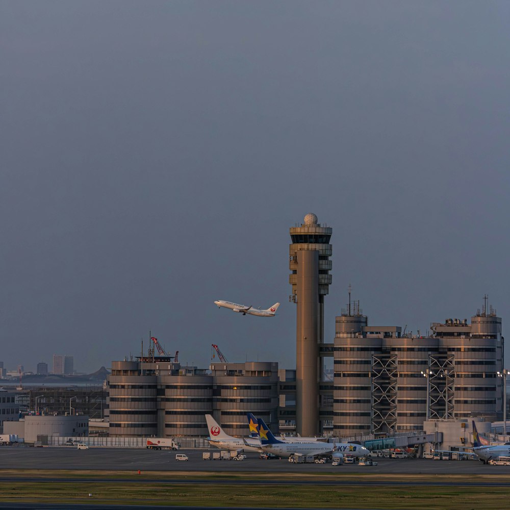 un grande aereo di linea seduto in cima alla pista di un aeroporto