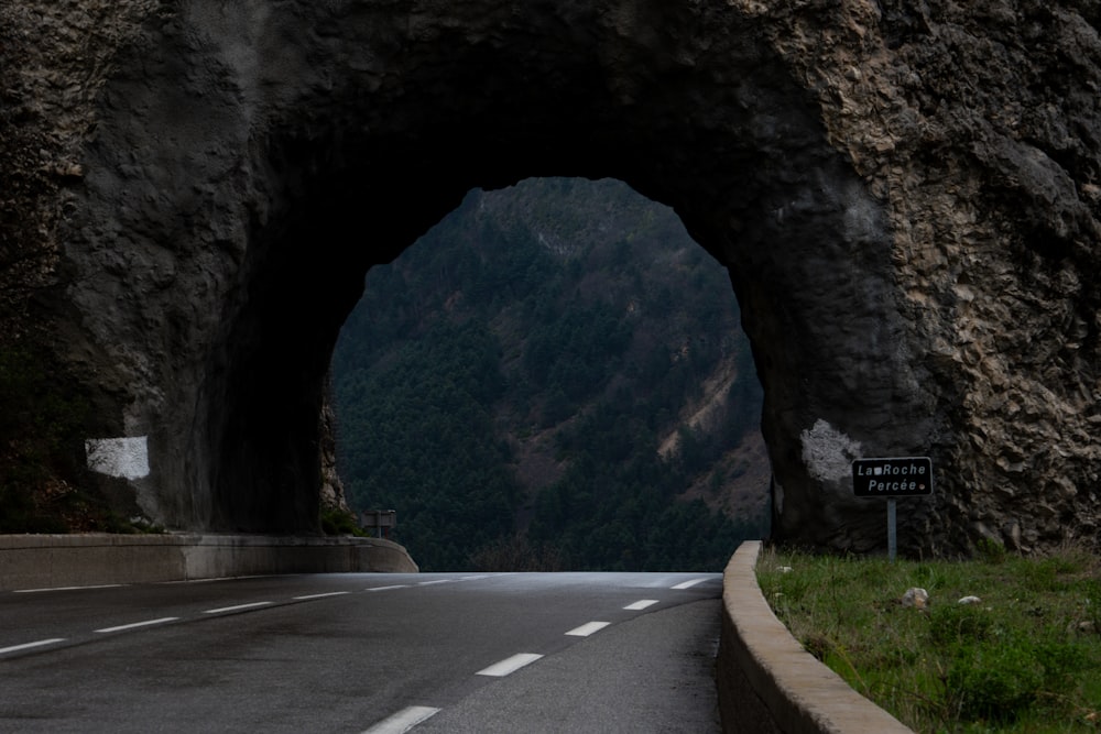 um carro dirigindo através de um túnel em uma estrada