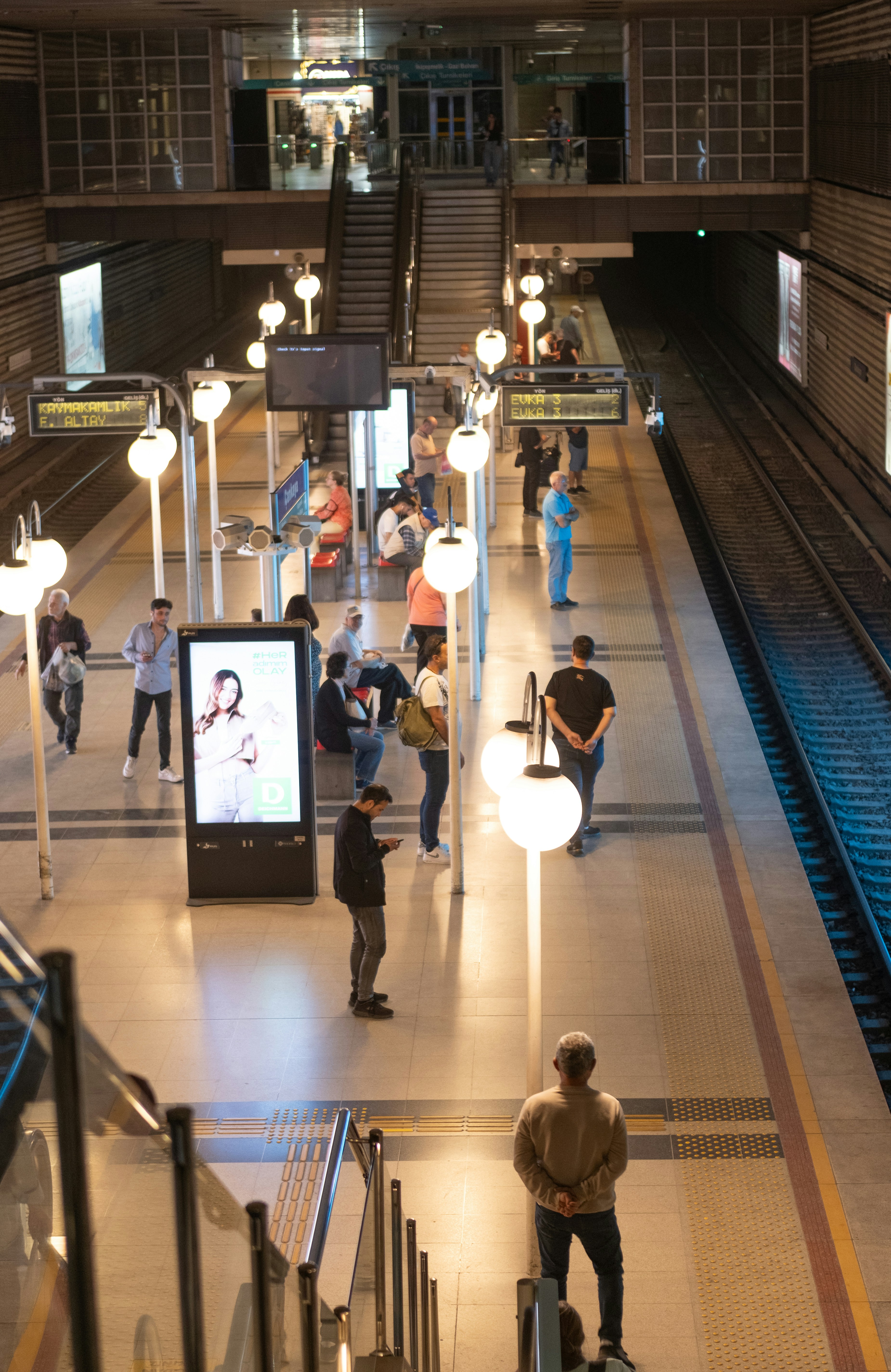 un groupe de personnes debout autour d’une gare