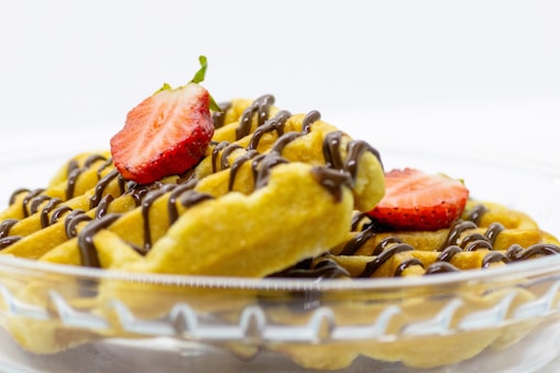 des gauffres au chocolat avec des fraises au sucre