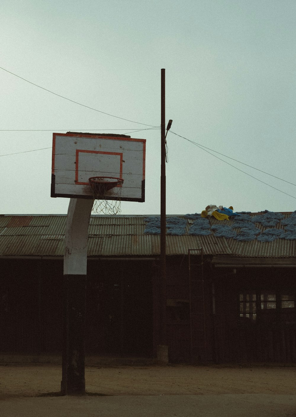 建物の前にあるバスケットボールのフープ