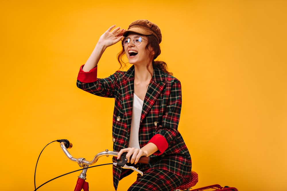 una donna in sella a una bicicletta con un'espressione sorpresa sul viso
