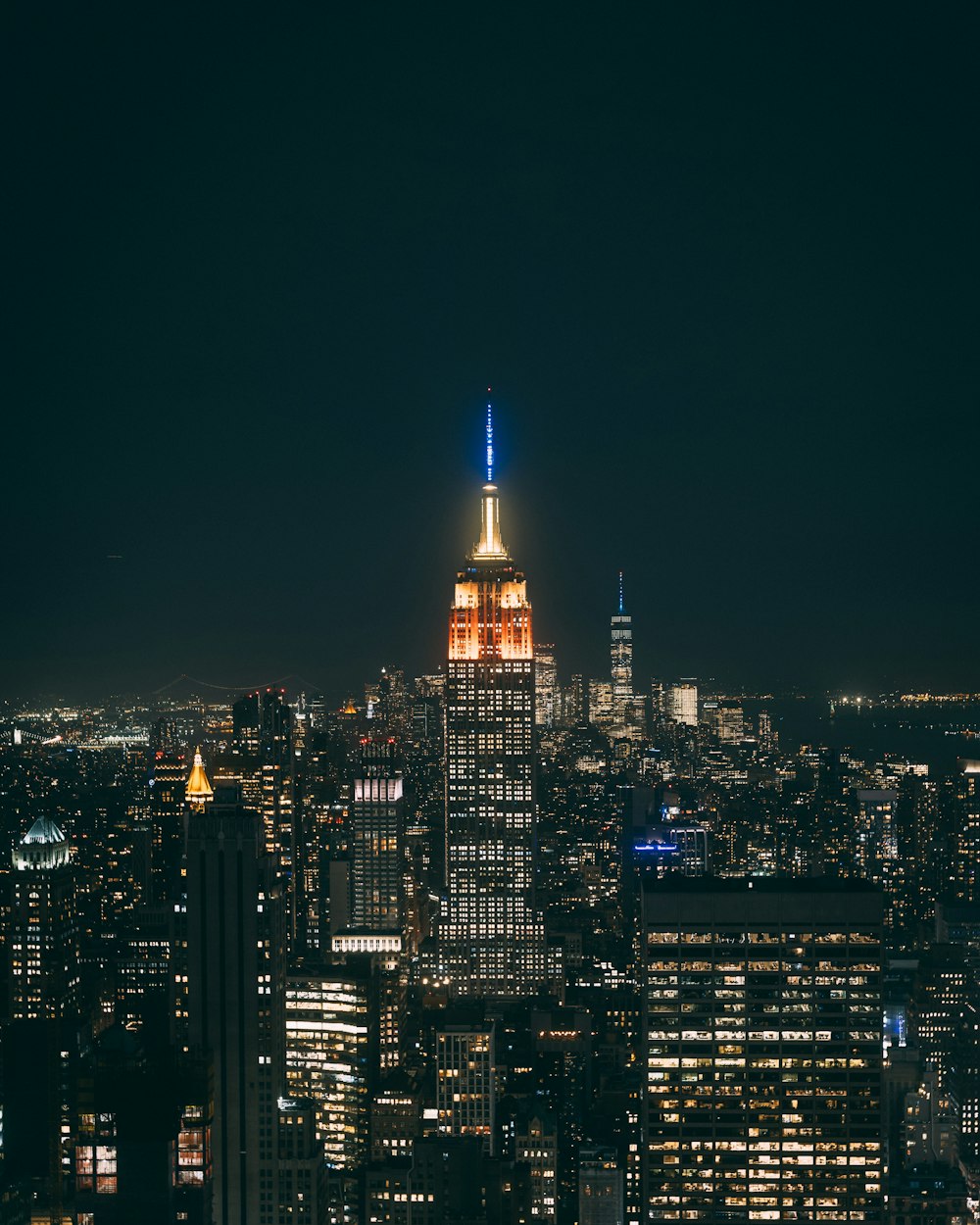Una veduta di una città di notte dalla cima di un edificio