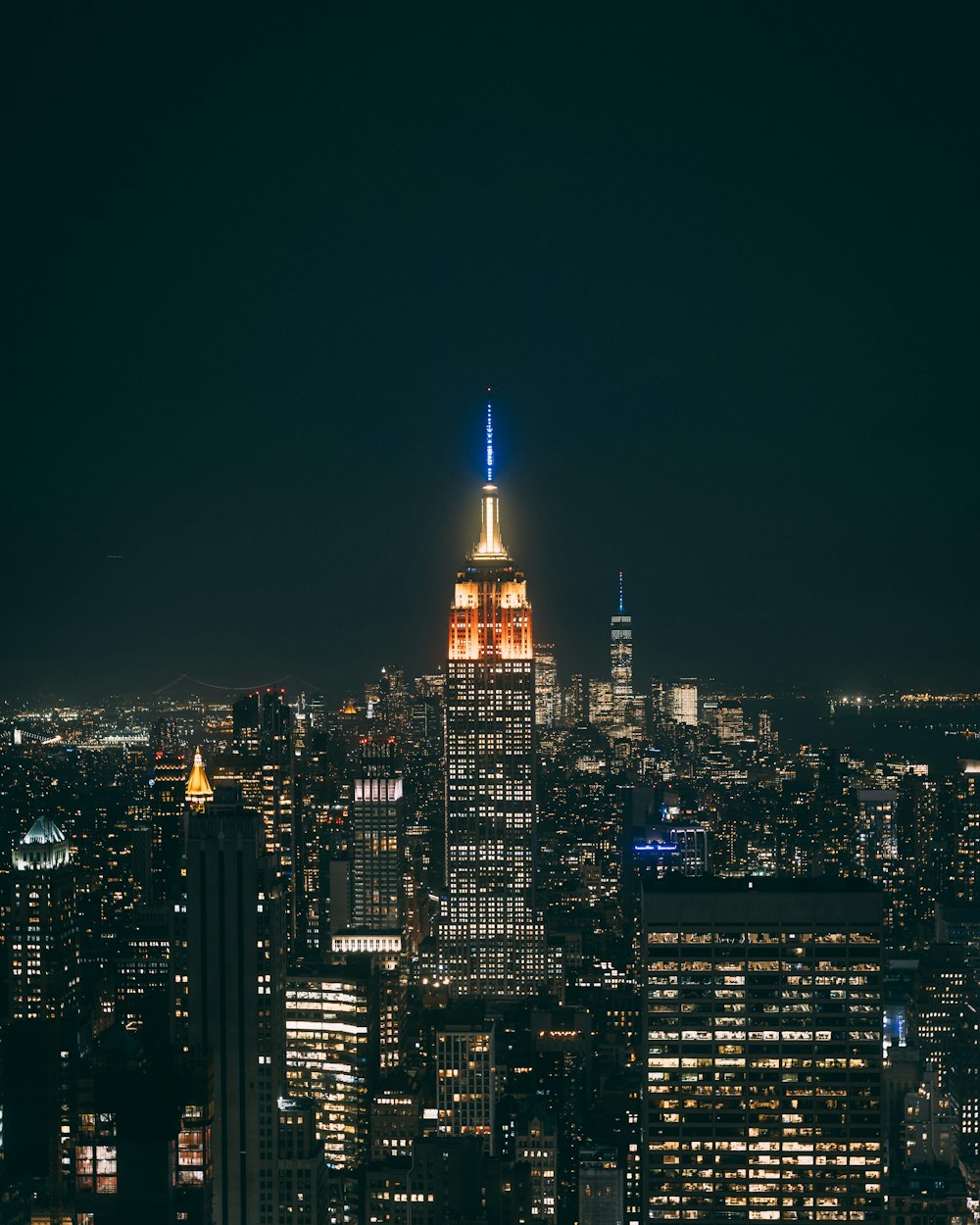 Blick auf eine Stadt bei Nacht von der Spitze eines Gebäudes