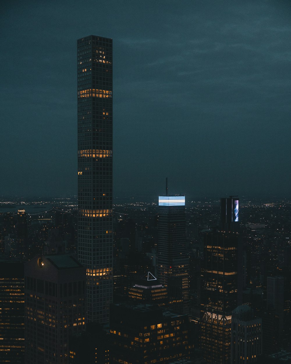 Una veduta di una città di notte dalla cima di un edificio