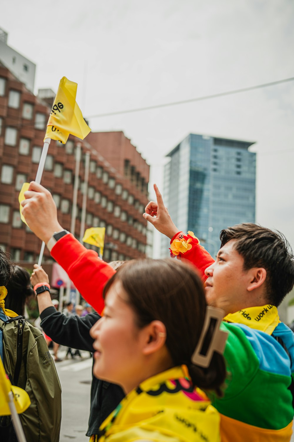 un groupe de personnes debout dans une rue tenant des drapeaux