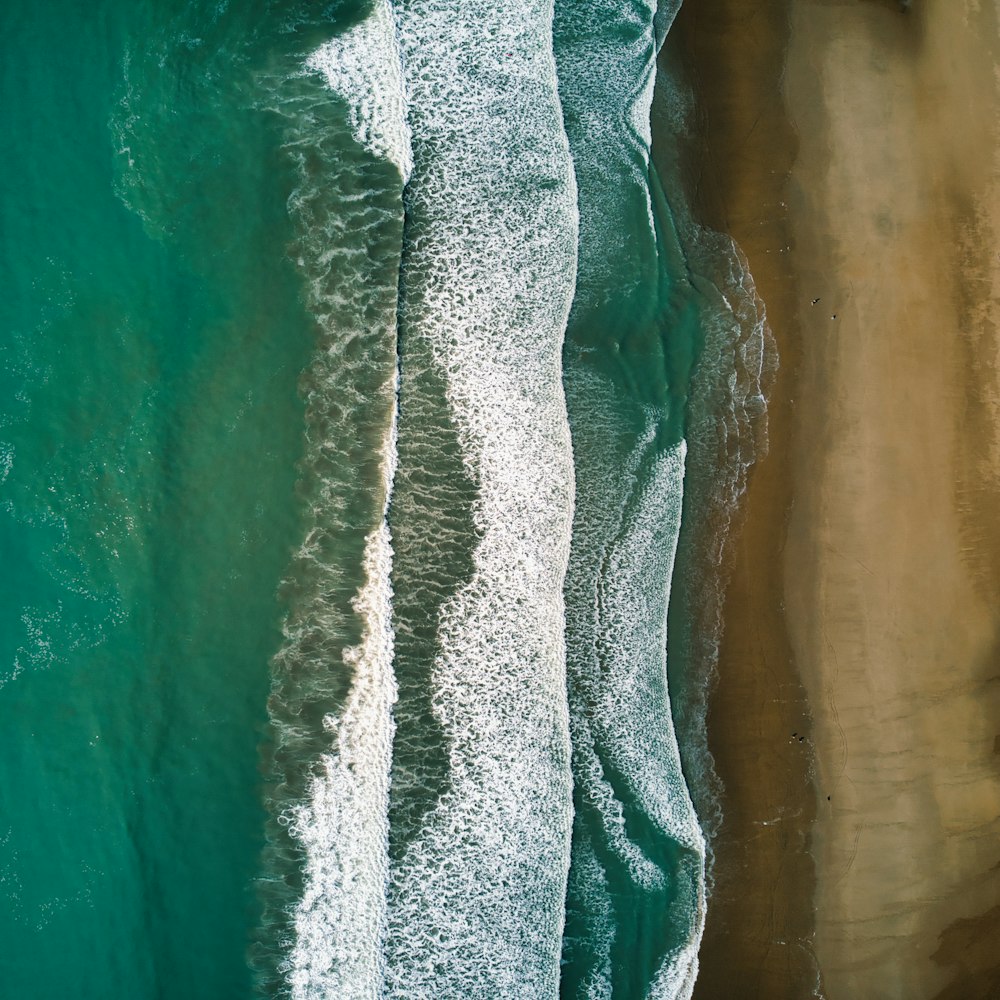 une vue aérienne de l’océan et de la plage