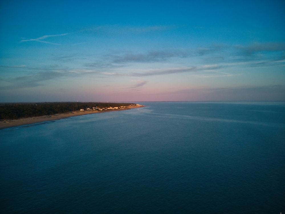 ein Gewässer mit einem Strand in der Ferne