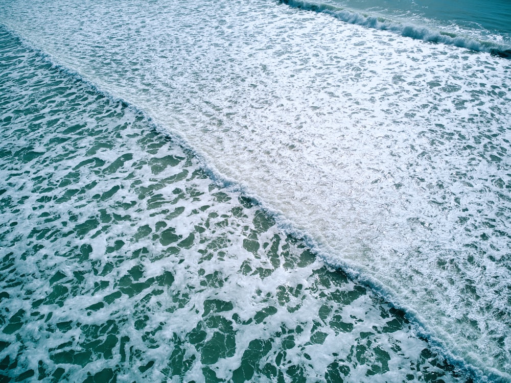 uma praia com ondas entrando e saindo da água