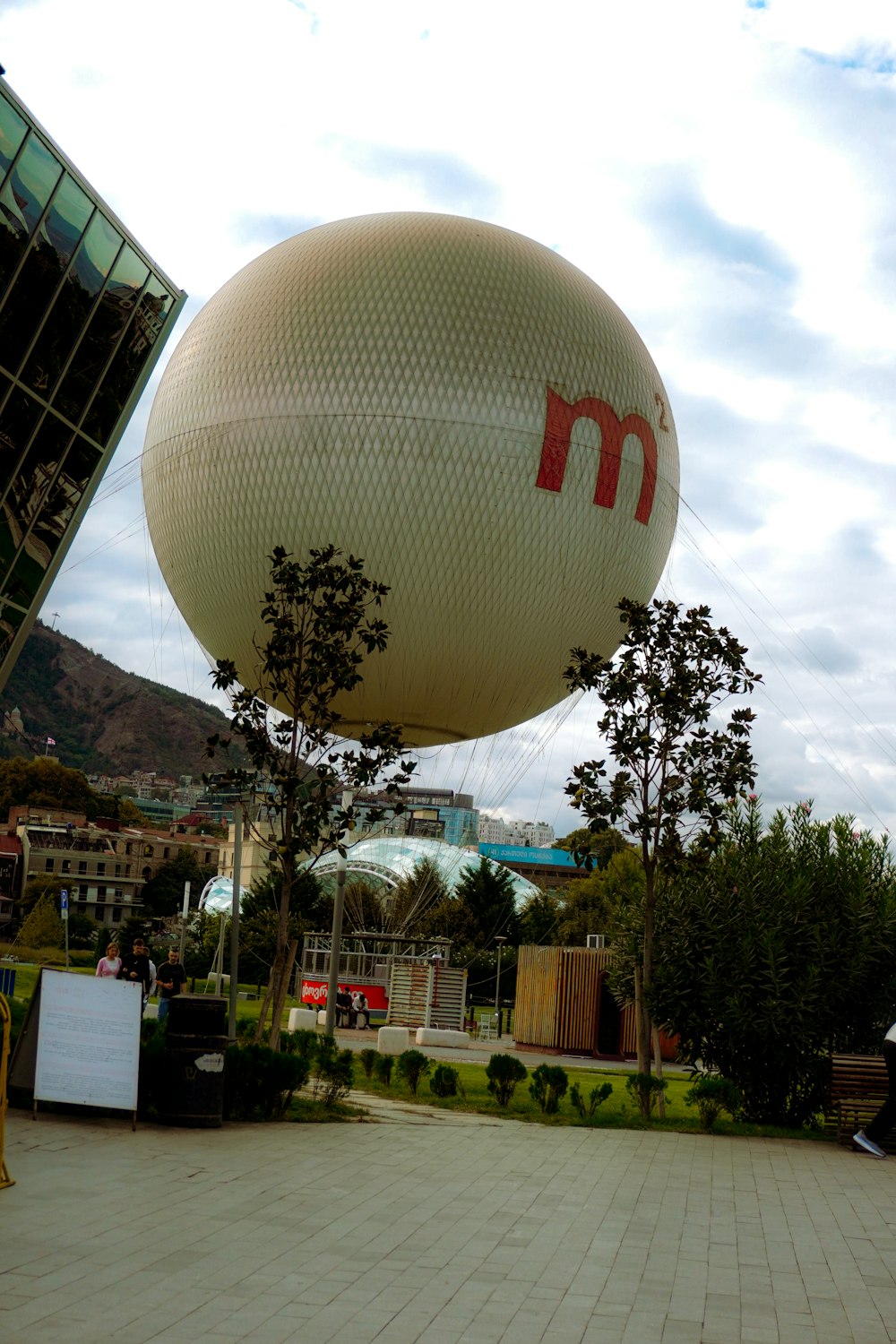 a large balloon with the letter m on it