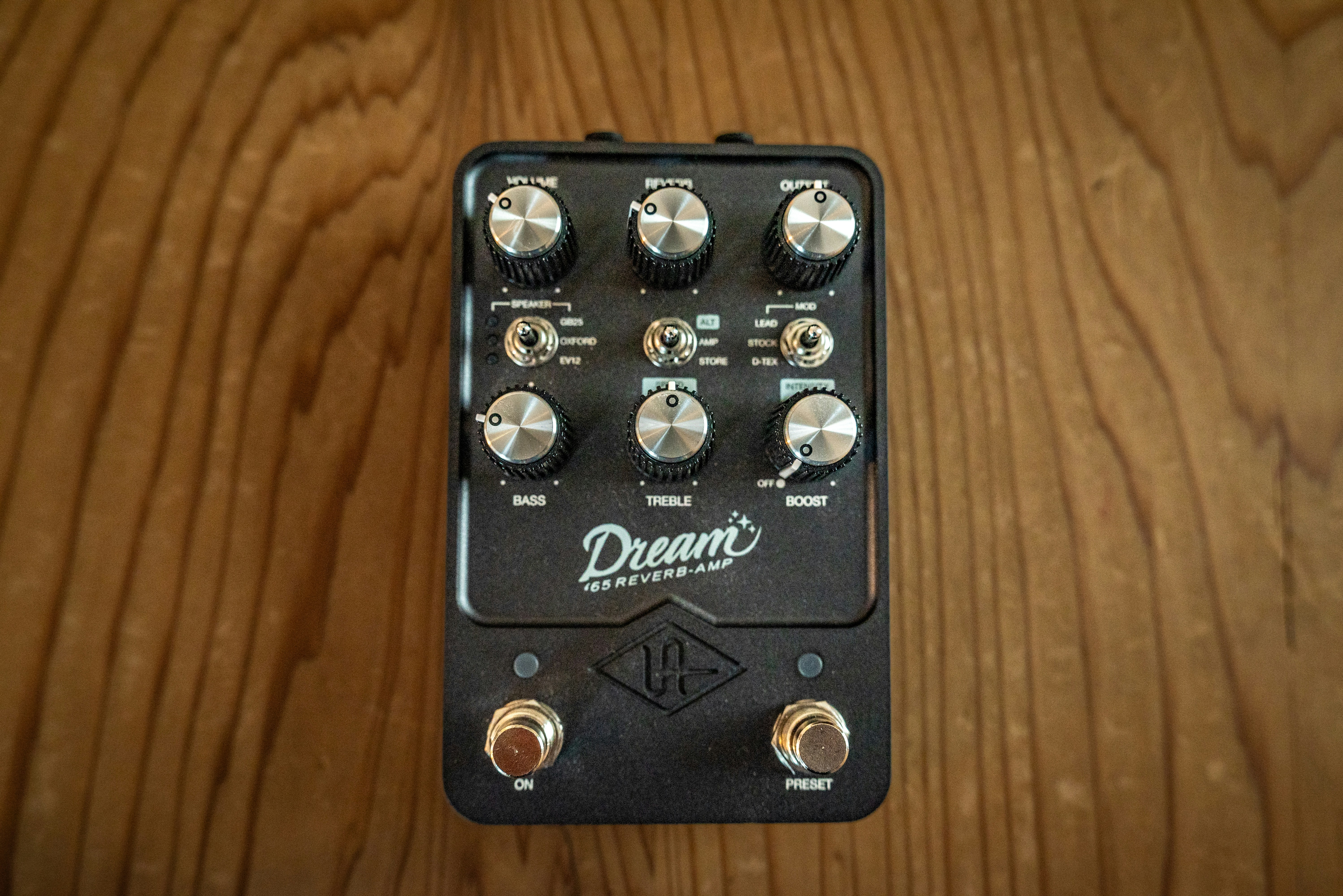 Zbliżenie na pedał gitarowy UAFX Woodrow