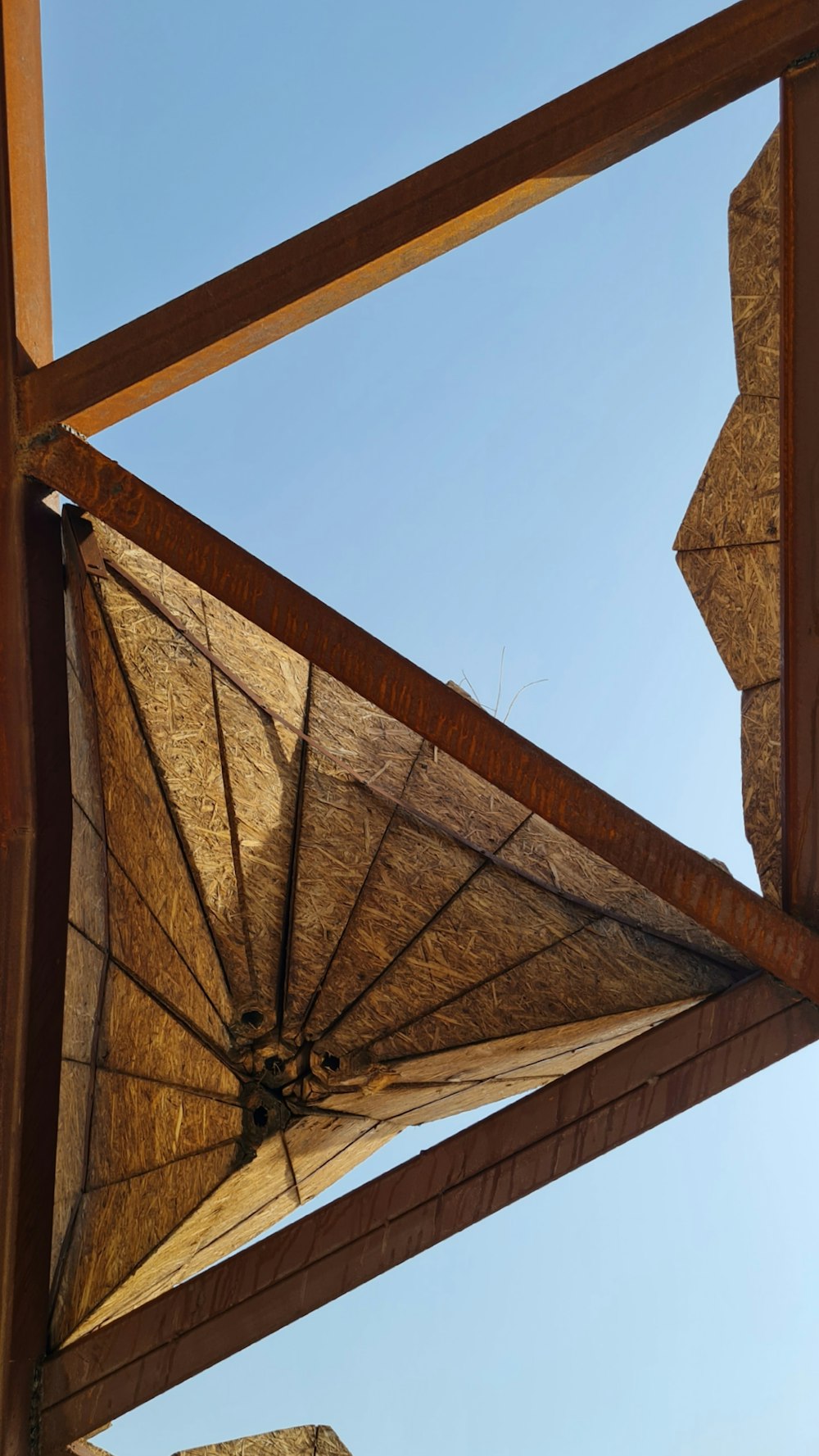 un grand parapluie posé sur une structure en bois