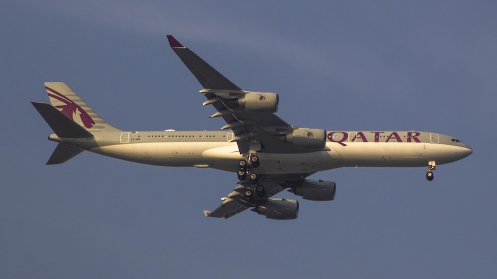 ein großes Düsenflugzeug, das durch einen blauen Himmel fliegt